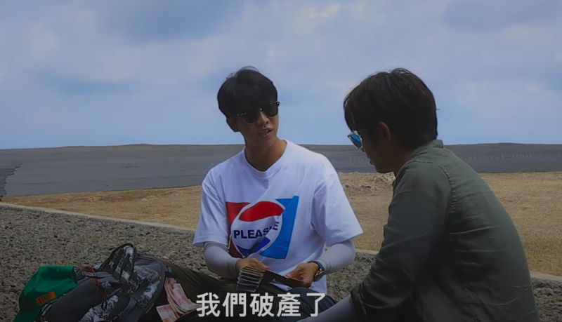 ▲李昇基(左)拿著經費表示破產,引發好奇。(圖/Netflix)