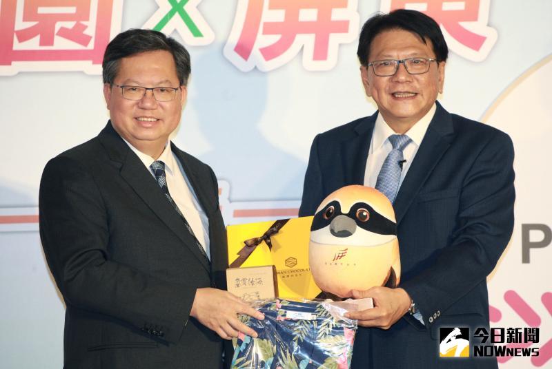 ▲兩人今天也互贈地方特產伴手禮給對方。(圖/記者李春台攝,