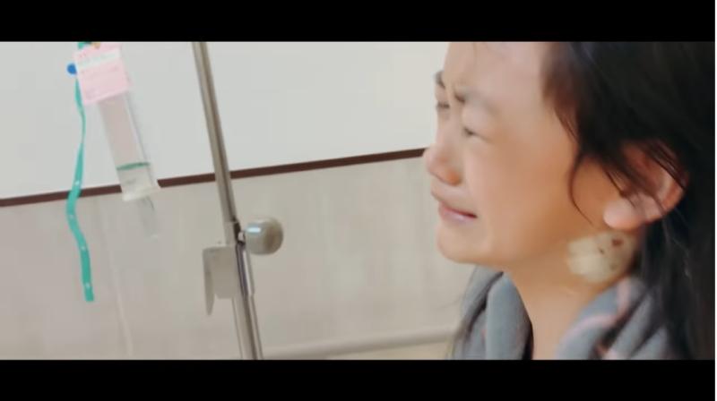 ▲小露剛開始面對疾病時崩潰大哭。(圖/凱莉哥Youtube