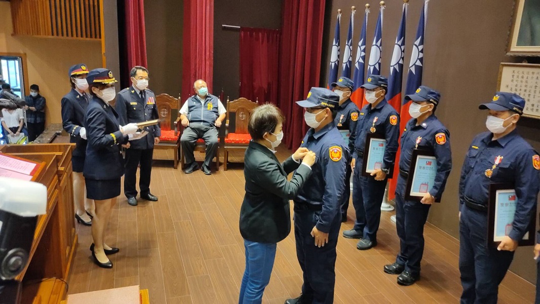▲市長盧秀燕頒發警察獎章共十二人(圖/記者鄧力軍翻攝 )