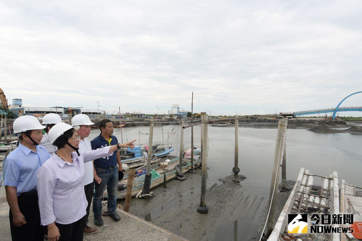 ▲彰化縣長王惠美視察王功港區環境營造工程與王功漁港清淤工程，希望吸引觀光客來王功吃蚵仔、看夕照、看燈塔。（圖／記者陳雅芳攝，2020.06.11）