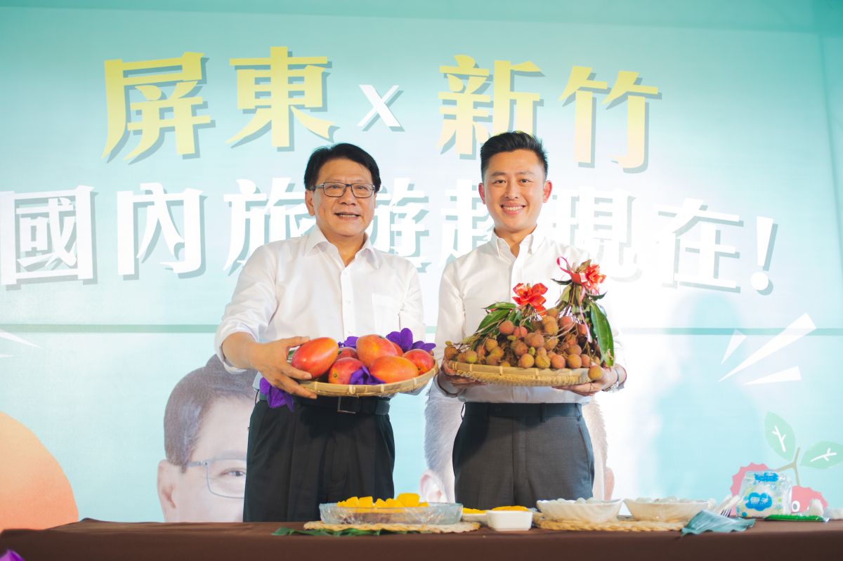 ▲屏東縣長潘孟安與新竹市長林智堅十一日下午在新竹市立動物園共同宣傳兩地特產與旅遊方案。（圖/記者金祐妤攝,109.6.11）