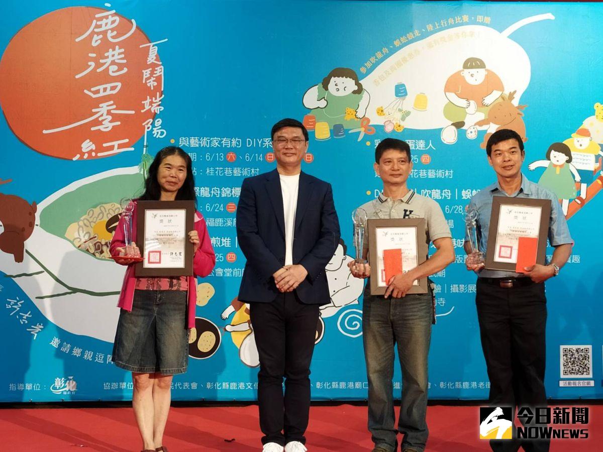 ▲鹿港鎮長許志宏頒發金牌獎金2萬元，由作者張菁育的家人代領，銀牌得主黃子佳、銅牌得主黃晉瑩銀，各獲得獎金1萬元及8千元。（圖／記者葉靜美攝）