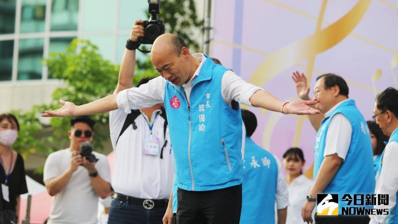 ▲高雄市長韓國瑜在告別演說時接受市民的歡呼。(圖／記者郭俊暉攝，2020.06.11)