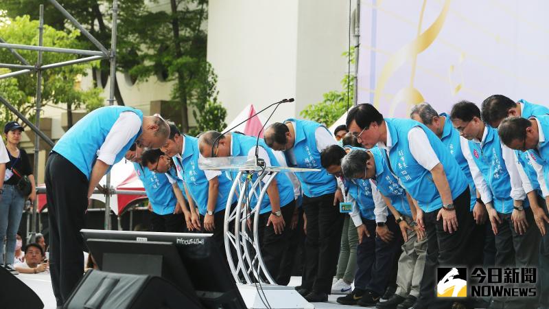 ▲高雄市長韓國瑜今天最後一天上班，高市府鳳山行政中心舉辦「真愛高雄、珍重再見」草地音樂會，率市府首長們跟市民道別並致謝。(圖／記者郭俊暉攝，2020.06.11)