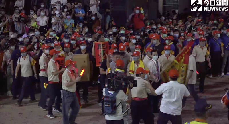 ▲大甲媽祖鑾轎11日晚間11點正式從台中的鎮瀾宮起駕。（圖/截自NOWnews直播）