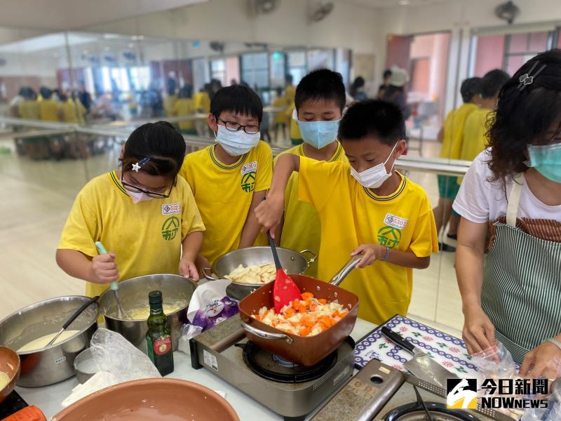 ▲學校讓孩子們親手製作義大利、西班牙、俄羅斯、秘魯的特色食物。(圖/記者陳雅芳攝,2020.06.12)