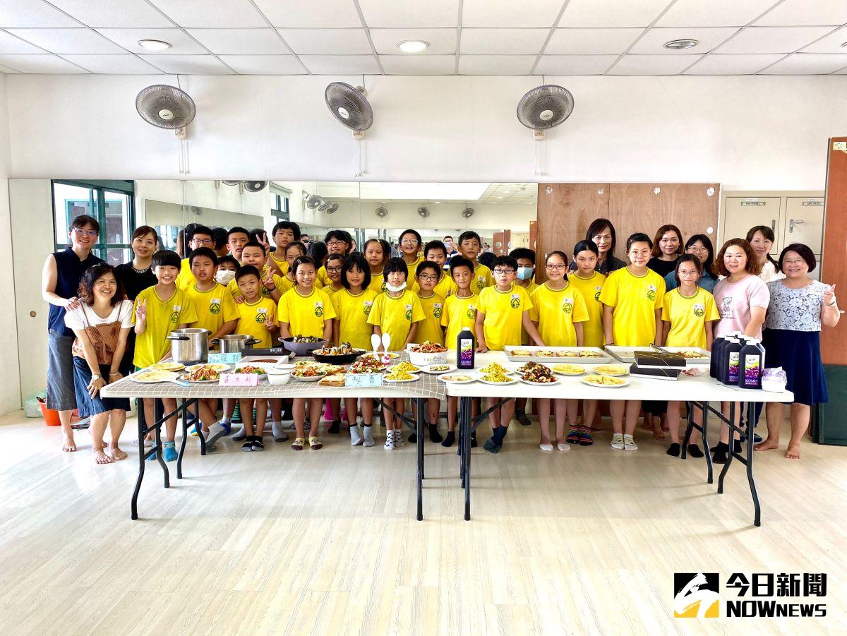 ▲大村國小五年丙班辦理「跟著民謠去旅行」，從民謠到介紹國家特色、旅行美食，學生們不斷腦力激盪，認識、體驗不同文化特色。（圖／記者陳雅芳攝，2020.06.12）