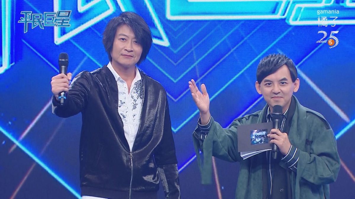 ▲主持人黃子佼介紹大來賓游鴻明出場。（圖／翻攝《平民巨星》）