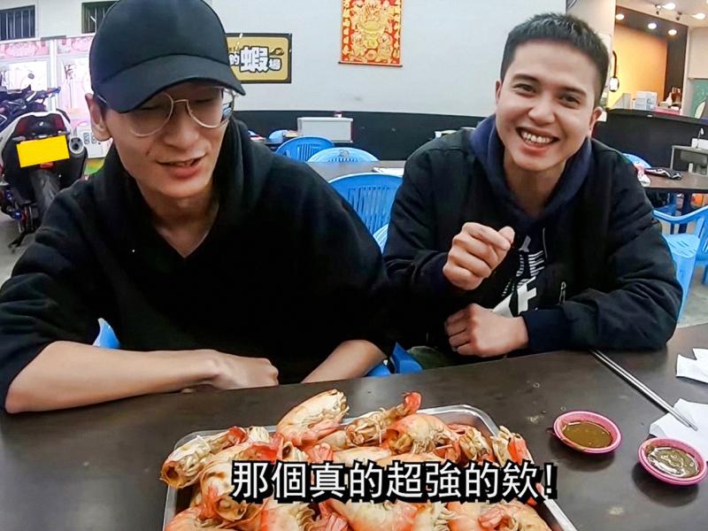 ▲戴嘉峻(圖右)常常客串好友的YouTube影片來賓,分享釣魚、釣蝦的成功經驗。(圖/資料照片)