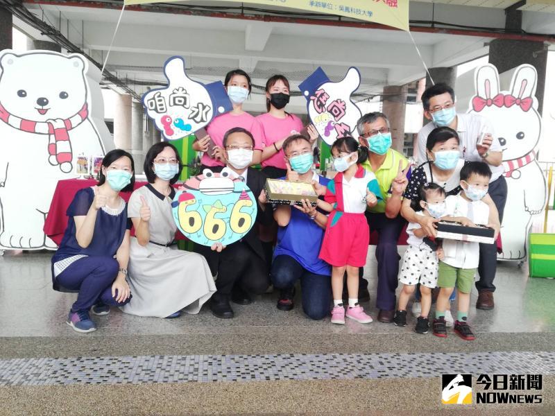 ▲吳鳳科大幼兒保育系師生自製方便攜帶的手部用清潔棒、乾洗手凝露,贈送給幼兒園幼童及長輩們。。(圖/記者邱嘉琪攝,2020.06.12)