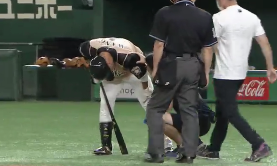 ▲王柏融右腳自打球退場。（圖／取自日本電視台）