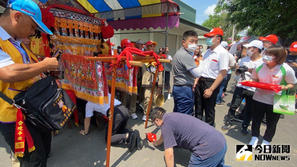 ▲配合防疫，大甲媽遶境儘管減少鑽腳底，今早由於行程進展順利，大肚龍井區起早信眾都幸運鑽轎底，頻稱好幸運。（圖／柳榮俊攝，2020.6.12)