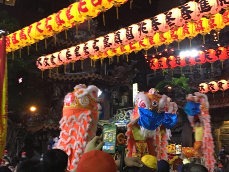 ▲傳統的獅陣也讓獅子戴上口罩宣導防疫。(圖/記者黃彥昇攝)