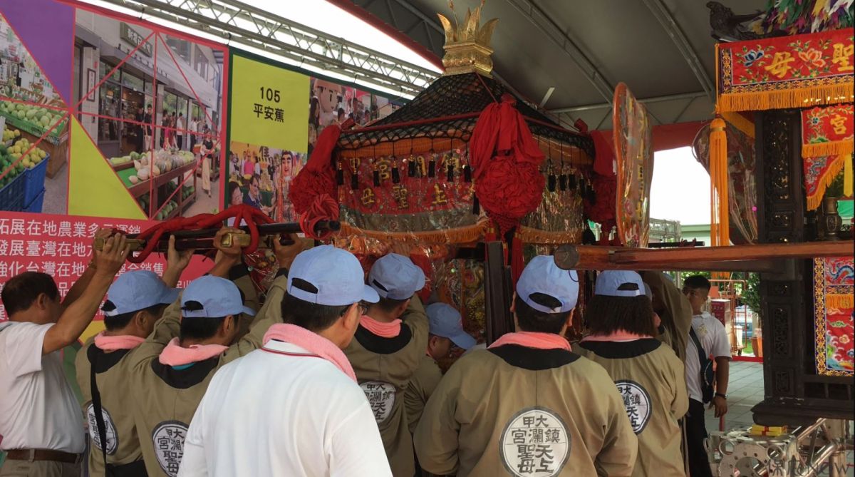 台灣的民間信仰有鑽轎腳的習俗。（圖／記者黃彥昇攝）