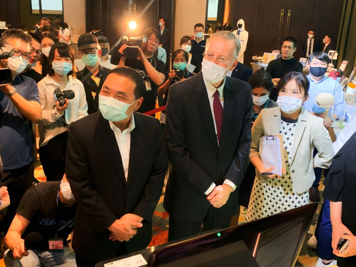 ▲侯友宜率13家新北市個人防護裝備及生技產業廠商，與美國在臺協會(AIT)處長酈英傑會晤。（圖／記者宋原彰攝，2020.06.12）