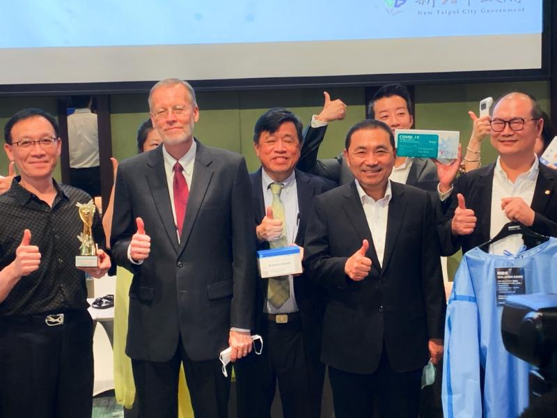▲侯友宜率13家新北市個人防護裝備及生技產業廠商,與美國在臺協會(AIT)處長酈英傑會晤。(圖/記者宋原彰攝,2020.06.12)