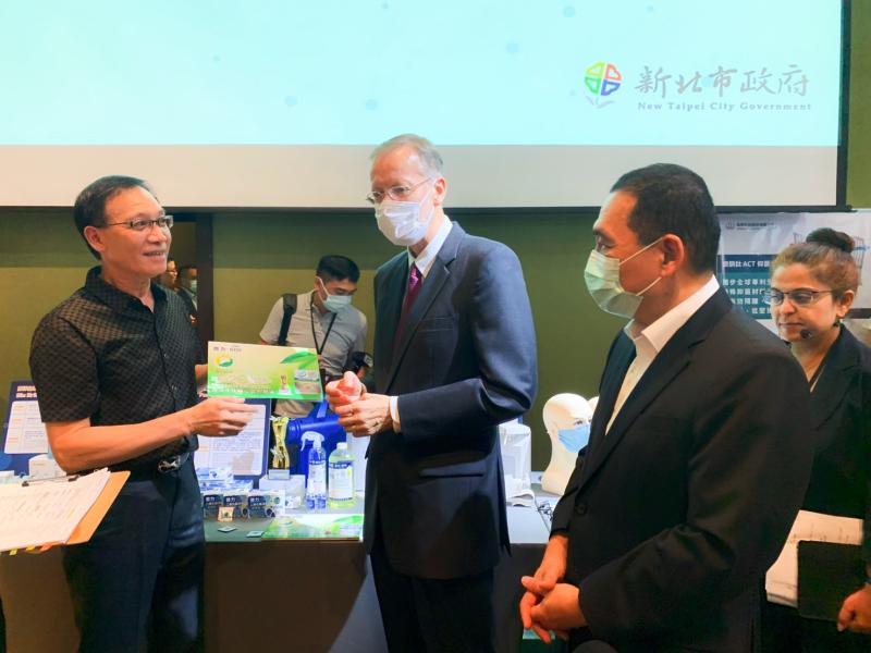 ▲侯友宜率13家新北市個人防護裝備及生技產業廠商,與美國在臺協會(AIT)處長酈英傑會晤。(圖/記者宋原彰攝,2020.06.12)