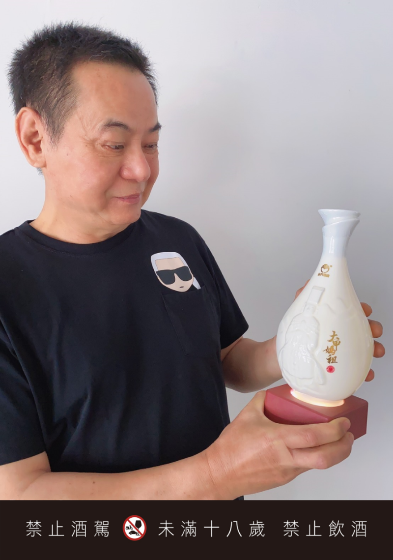 ▲媽祖鐵粉蔡振南說,「你看它的樣子會發光,瓶身質料做的非常的好,放在辦公桌,看到它就覺得有能量,像是在保護你一樣。」(圖