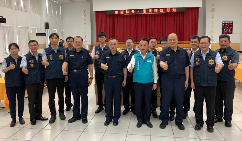 ▲警政署長陳家欽與嘉義縣長翁章梁一起到嘉義縣警局慰勉破案有功人員。(圖/記者陳惲朋攝)