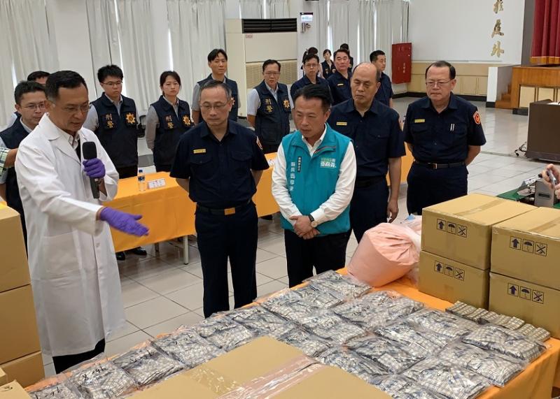▲鑑識人員為陳家欽署長、翁章梁縣長等人解說,所查獲毒品可能危害社會程度。(圖/記者陳惲朋攝)