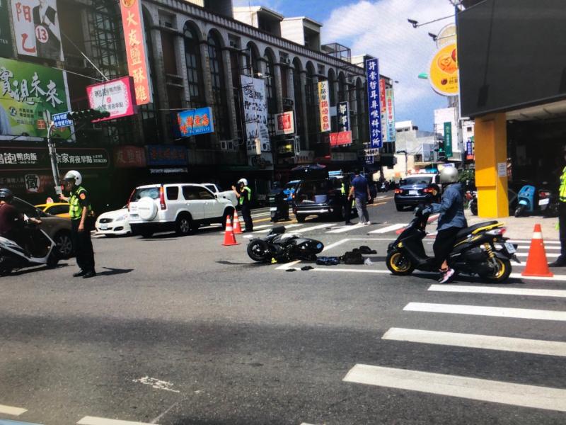 ▲機車撞上支援勤務的警車，男騎士重傷送醫。（圖／記者陳聖璋翻攝）