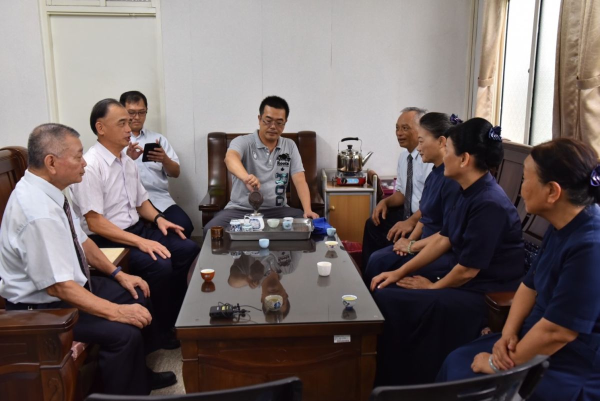 ▲慈濟公德會北港分會師兄姐們與副分局長吳柏源（左2）就目前社會現況作意見交流。（圖／記者蘇峰毅攝，2020.06.12）