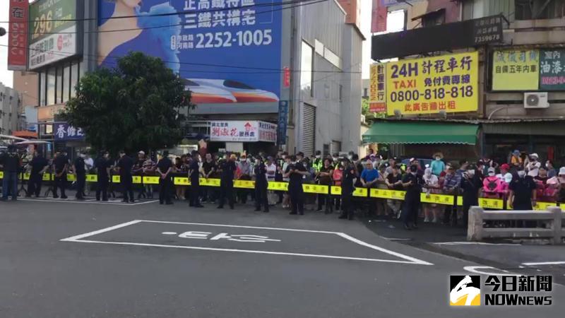 ▲縣警察局長方仰寧親自督軍,在民生地下道周遭佈署六百位警民力等重兵。(圖/記者陳雅芳攝,2020.06.12)