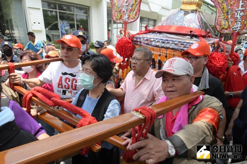 ▲媽祖鑾駕由台中經台1線大肚橋進入彰化縣境,在大肚橋頭這一邊由彰化縣長王惠美等人接駕。(圖/記者陳雅芳攝,2020.06.12)