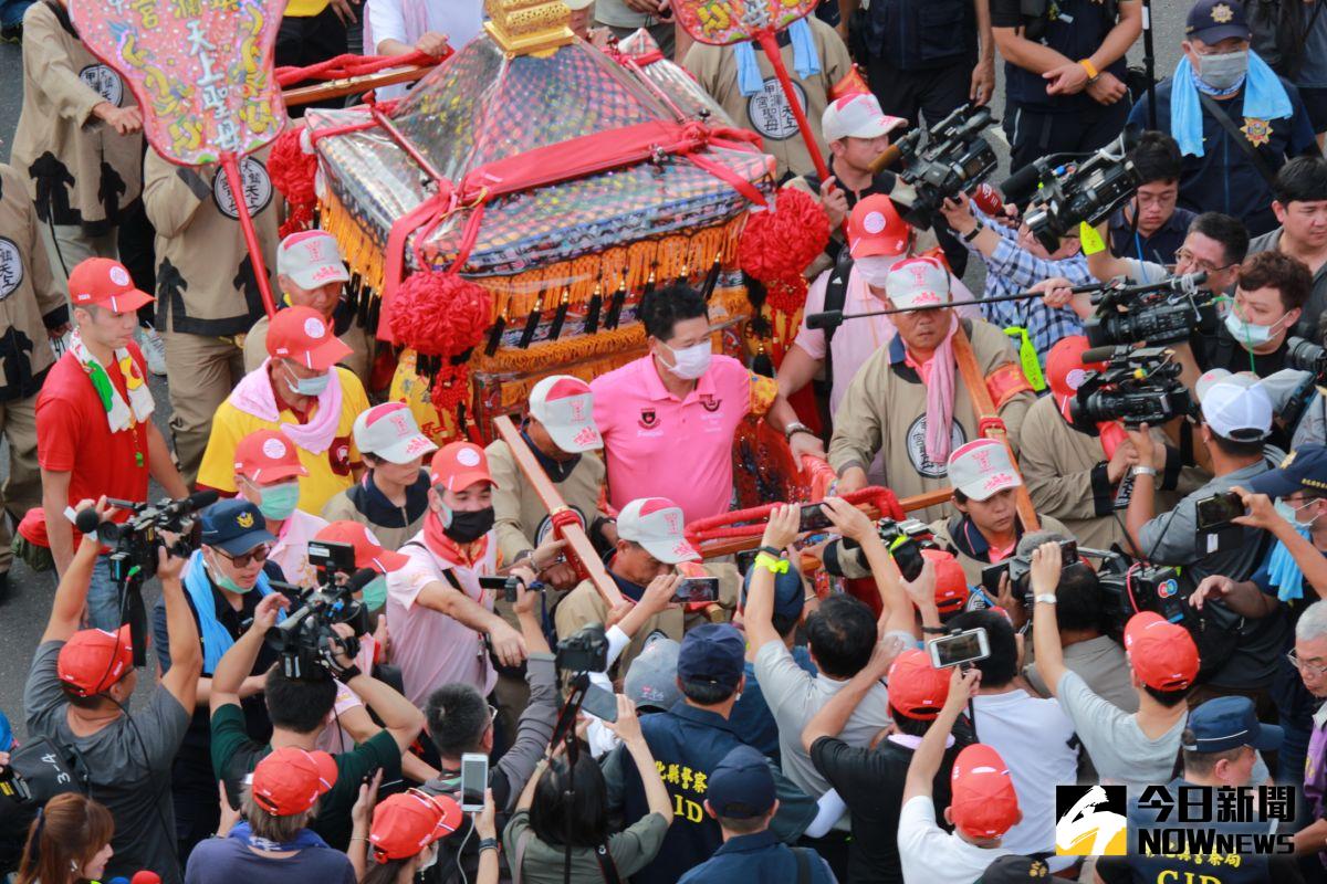 ▲大甲媽祖鑾轎就抵達地下道路口，在鄭銘坤扶轎下，鑾轎仍順利通過。（圖／記者陳雅芳攝，2020.06.12）