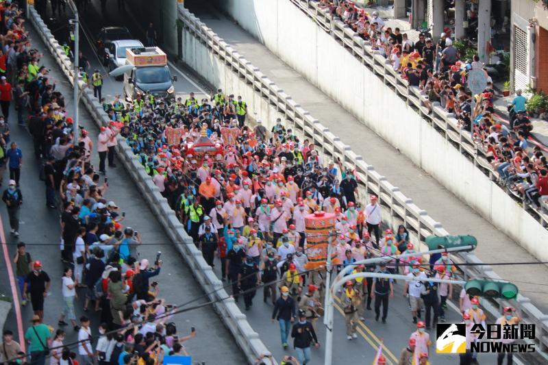 ▲大甲媽祖鑾轎移動速度創下最快紀錄，下午5點10分通過一級「戰區」彰化市民生地下道。（圖／記者陳雅芳攝，2020.06.12）