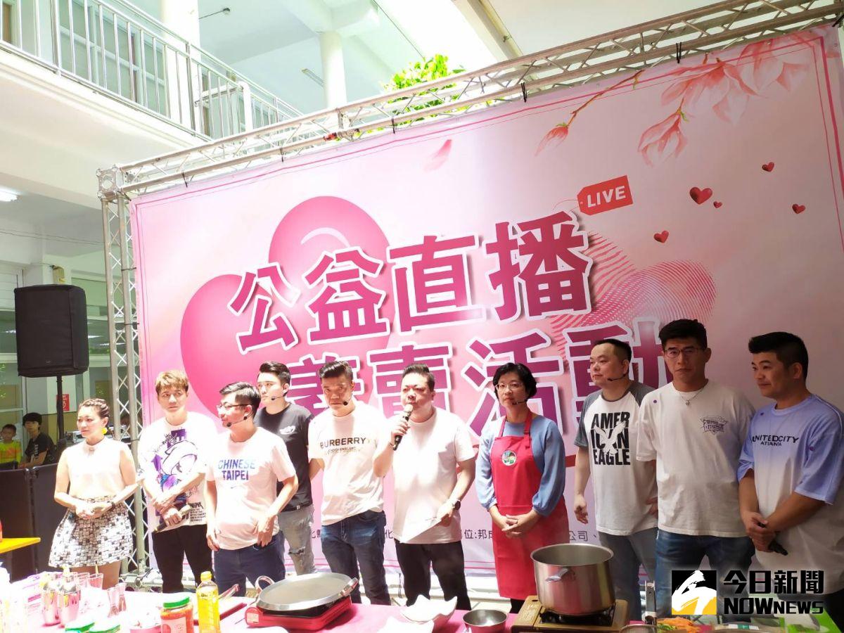 ▲彰化縣議會今（12）日在議會門口舉行「公益直播義賣活動」，議長謝典林與縣長王惠美化身直播主，與會的直播業者團隊贊助所有軟、硬體設備，一起無償為縣內社福團體手做產品叫賣。（圖／記者葉靜美攝，2020.06.12）