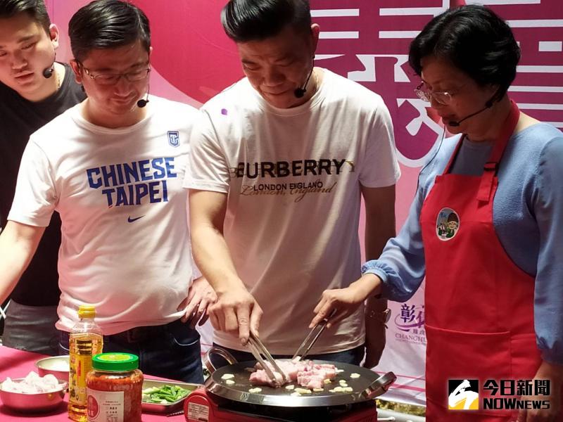 ▲社福團體手做產品搭配縣內優質農產,現場烹飪製作美味料理,希望透過直播拍賣方式,提昇社福團體及農民的收益。(圖/記者葉靜美攝,2020.06.12)