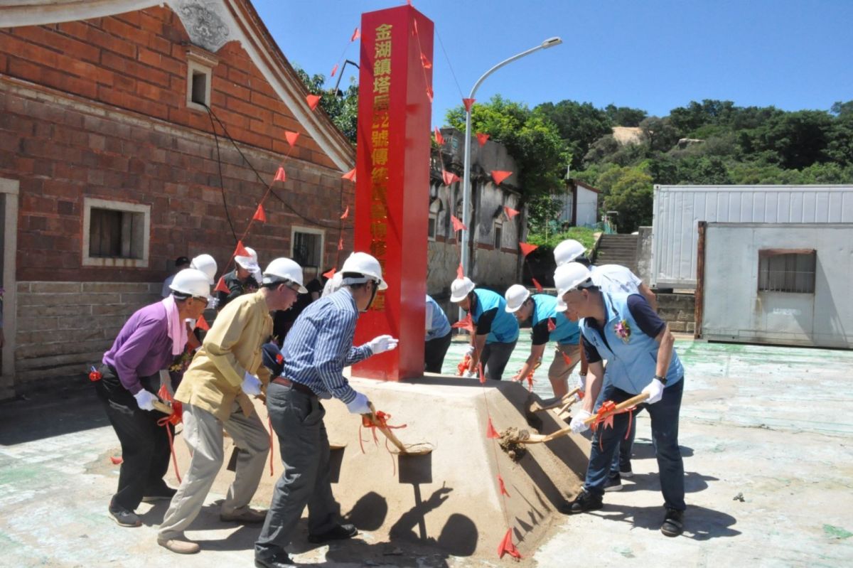 ▲金湖鎮塔后22號傳統建築物，其一二落為傳統閩南式、第三落為番仔厝格局在金門相當罕見，今動工修復。(圖/金門縣政府提供)