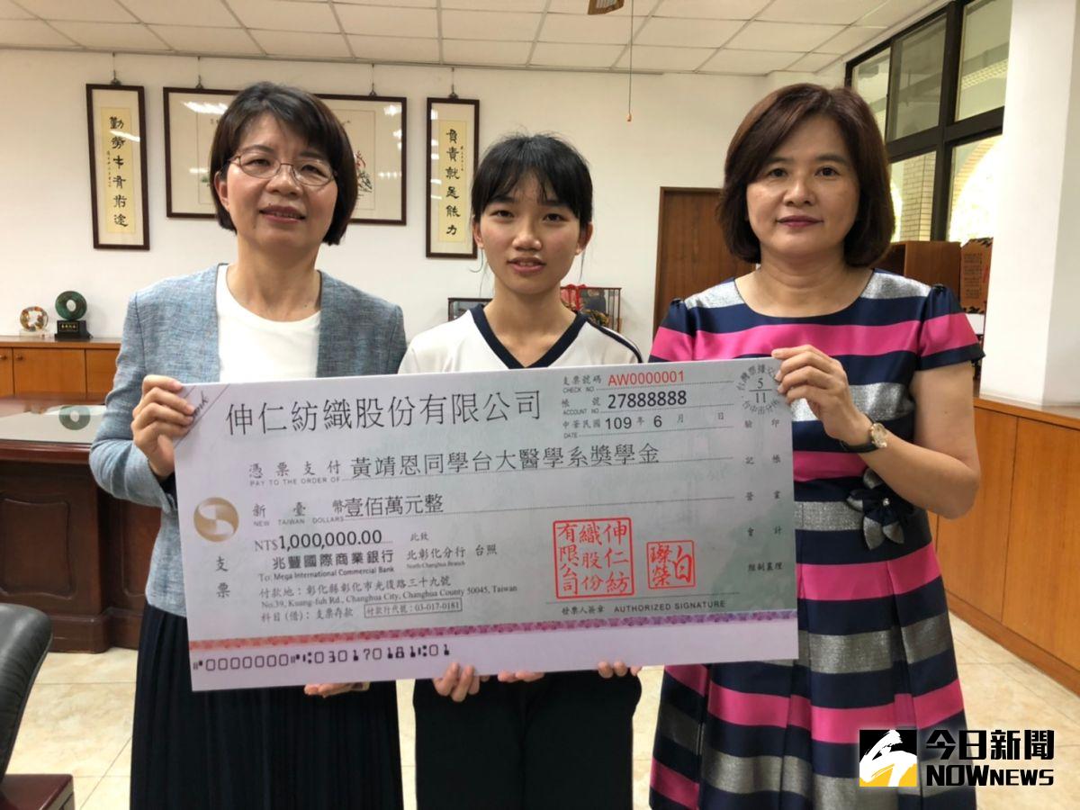 ▲伸仁紡織董事長白璨榮委託立委黃秀芳（左）代替他送來100萬元獎助學金「大紅包」，鼓勵靖恩繼續勤奮向學。（圖／記者陳雅芳攝，2020.06.12）