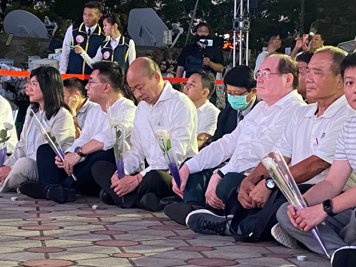 ▲高雄市議會議長許崑源日前墜樓身亡，今(12)日於靈堂舉行追思會，包括國民黨主席江啟臣、祕書長李乾龍及前高雄市長韓國瑜均前來點燈獻花追思。(圖／高市議會提供)