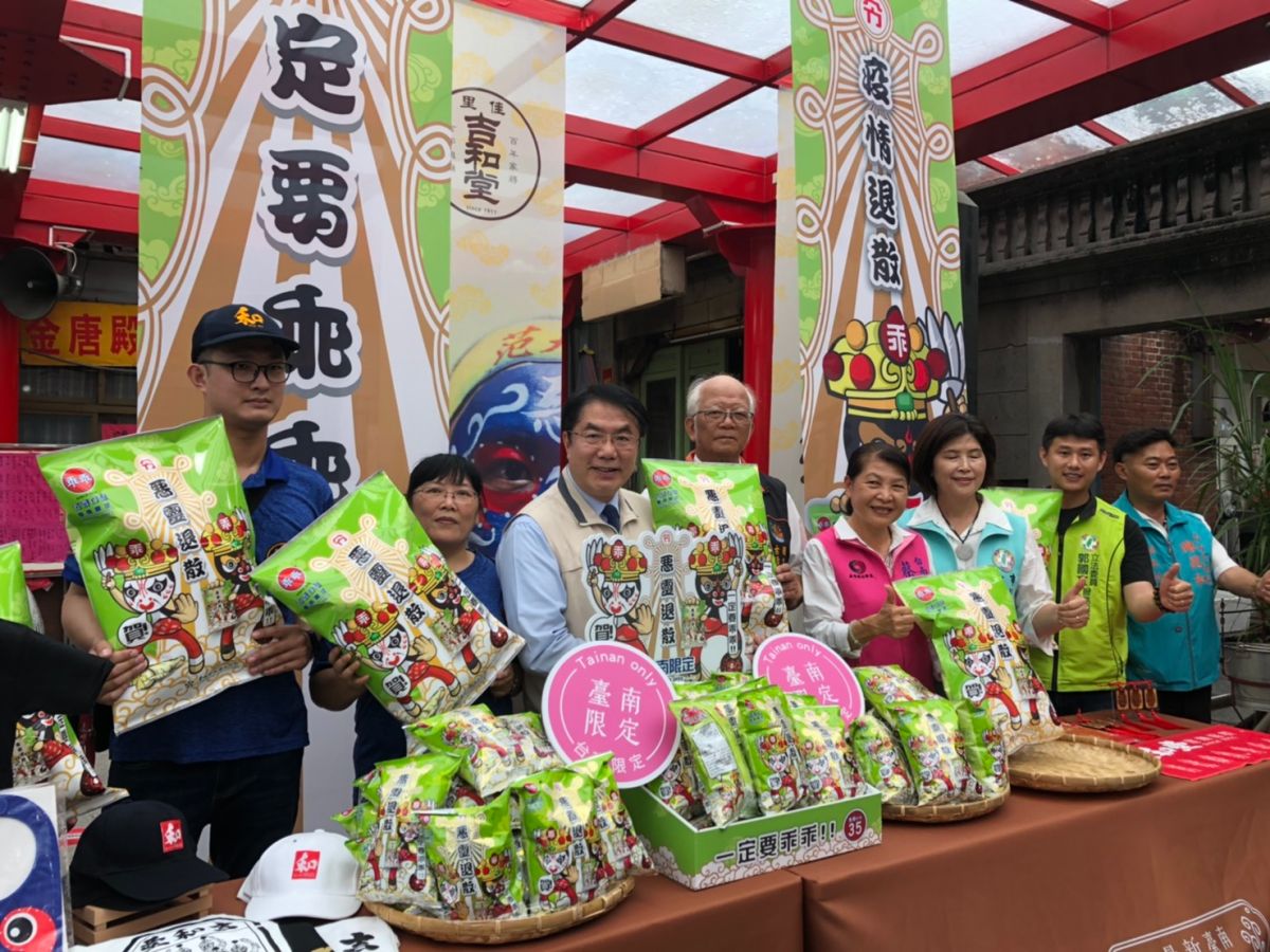 ▲黃偉哲手捧家將乖乖，希望疫情快快退散，一定要乖乖。（圖／記者林怡孜攝，2020,06,12）