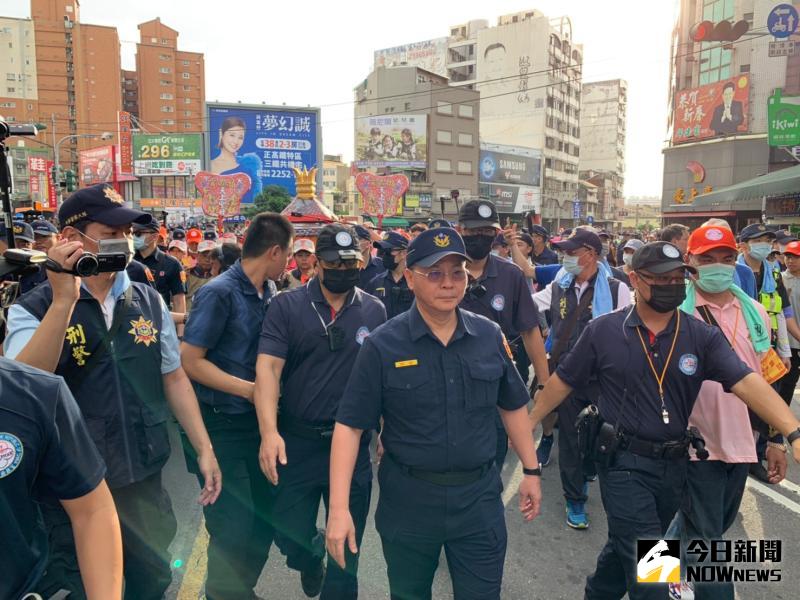 ▲大甲媽祖鑾轎從台中市大度橋進入彰化市,彰化警察局佈署大批警力秩序維護。(圖/記者陳雅芳攝,2020.06.12)