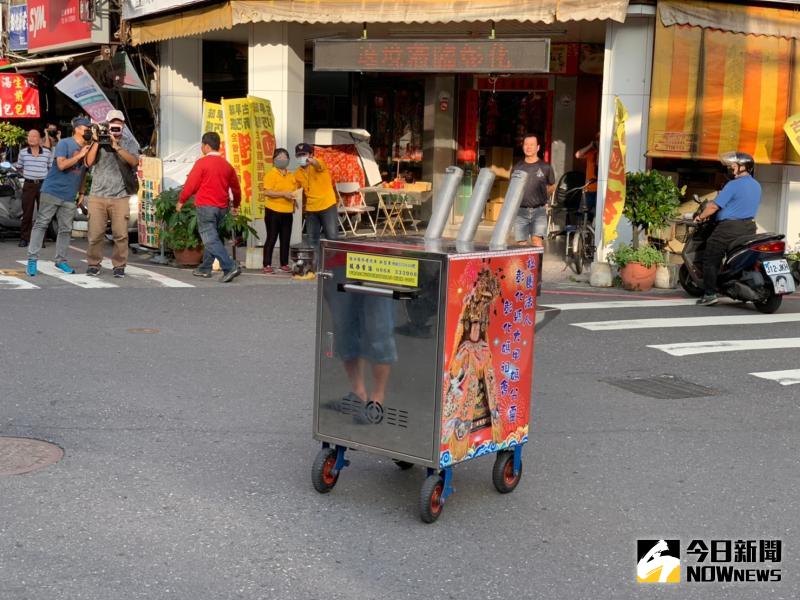 ▲大甲媽祖鑾轎進入彰化市，員警及女信眾遭鞭炮炸傷，警方查扣鞭炮車。（圖／記者陳雅芳攝，2020.06.12）