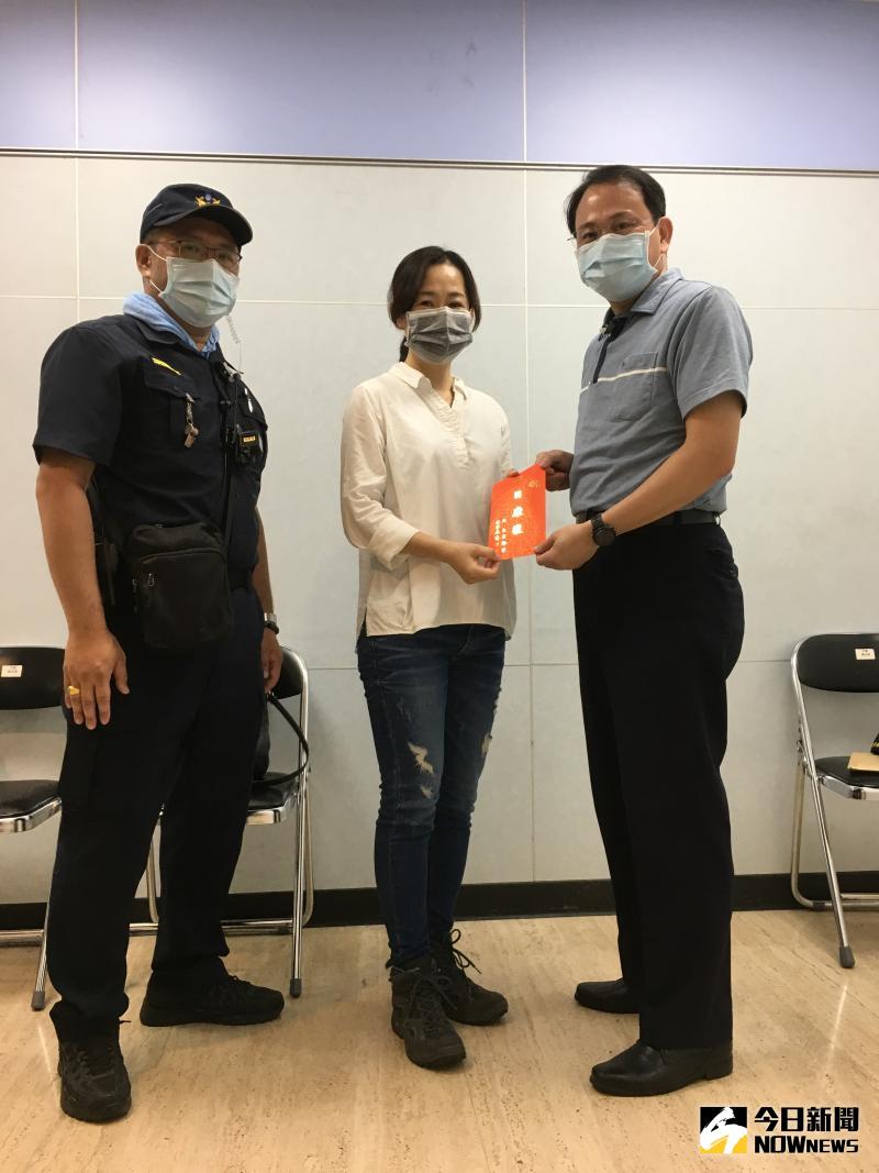 ▲彰化警察局長方仰寧派員前往醫院慰問被鞭炮炸傷的彰化警察分局偵查隊劉姓女小隊長。(圖/記者陳雅芳攝,2020.06.12)