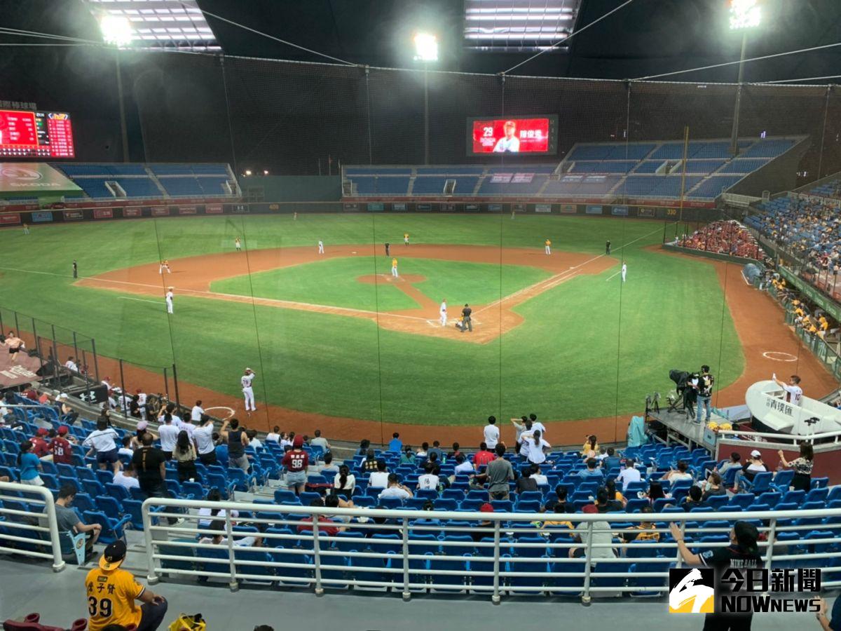 ▲桃園球場內野幾乎爆滿。（圖／吳政紘攝）