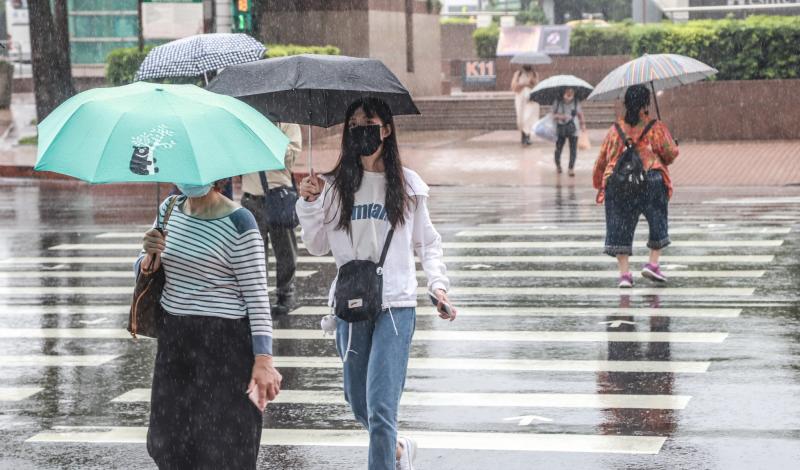 ▲中央氣象局提醒，今（12）日鋒面通過，台灣北部、東北部地區及澎湖、金門、馬祖有局部短暫陣雨或雷雨。（圖／NOWnews資料照）