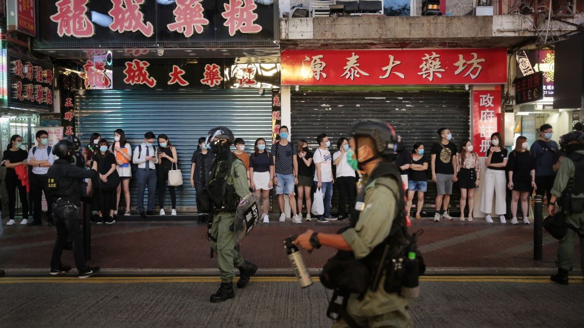 ▲今（12）日是香港反送中運動週年，各地街頭出現民眾聚集合唱，遭到警方快速驅離，有數十人被逮捕。（圖／翻攝自《香港01》）