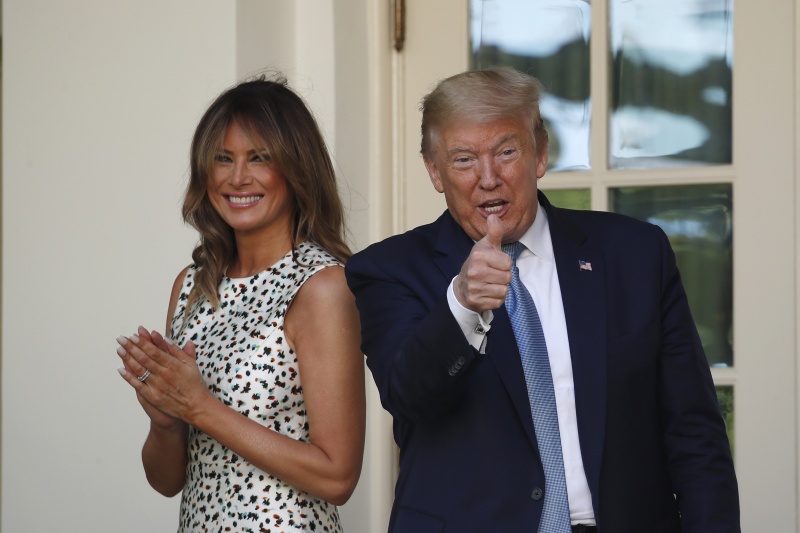 ▲美國總統川普與妻子梅蘭妮亞，2 日雙雙確診新冠肺炎。資料照。（圖／美聯社／達志影像）