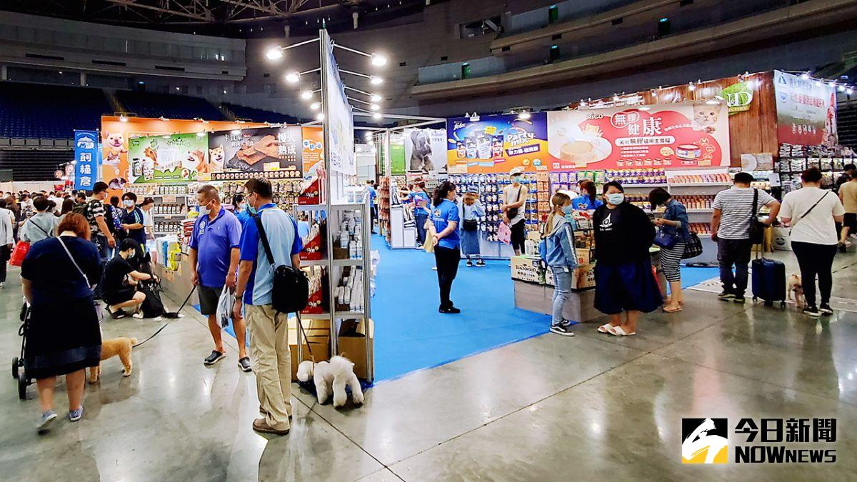 ▲ 寵物用品展集結破百家寵物廠商，各式各樣食品、玩具、推車等用品一應俱全。（圖／記者陳美嘉攝）