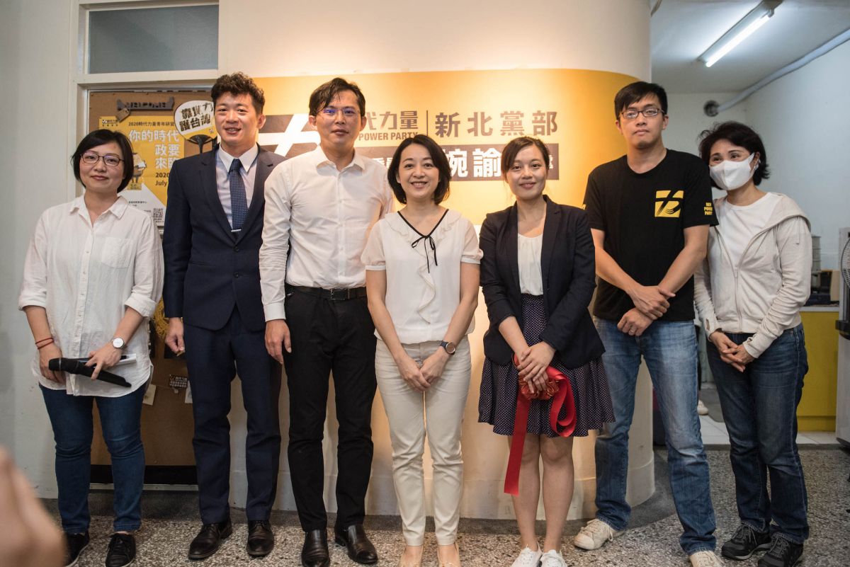 ▲時代力量立委王婉諭今（13）日舉辦新北黨部聯合服務處開幕茶會，包括新北黨部前任主委黃國昌、兩位兼任副秘書長－基隆市議員陳薇仲、桃園市議員簡智翔也都一同出席。（圖/時代力量新北黨部提供）