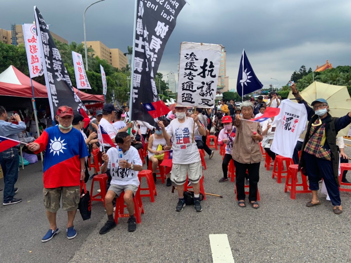 ▲由民主監督聯盟發起庶民上凱到，為已故高雄市議長許崑源討公道的活動，到下午兩點左右，現場約為500人。 (圖/記者吳承翰攝)