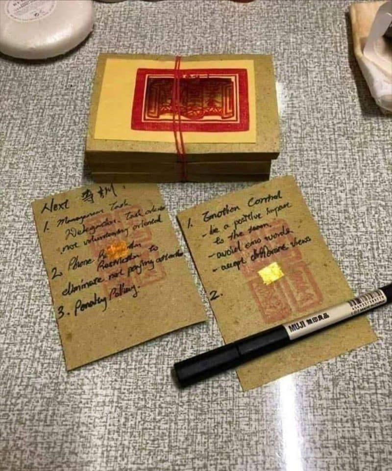 ▲一名網友在臉書社團《爆廢公社》表示,有外國朋友拿起「便條紙」隨手一寫,並稱讚台灣便條紙很厚、很有特色,真相曝光卻嚇傻。(圖/翻攝自爆廢公社)