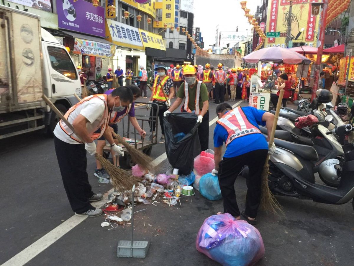 ▲大甲媽祖遶境展開，為保持環境整潔，中市環保局動員超過3000名清潔隊員，掃街清潔。(圖／環保局提供2020.6.13)