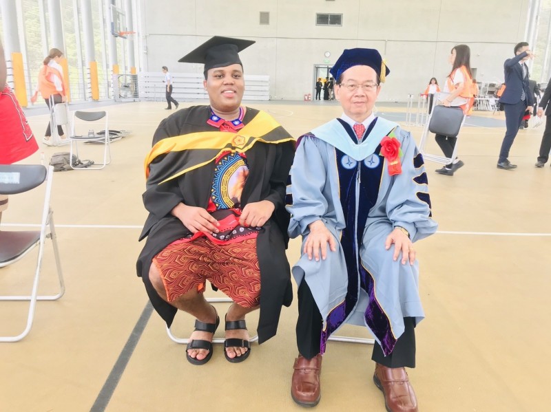 ▲我國邦交國史瓦帝尼王子班柯希（左）代表及實踐大學校長（右）陳振貴。（圖／陳振貴提供）